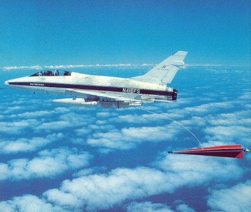 F-100F von Tracor Flight System mit dem Dart