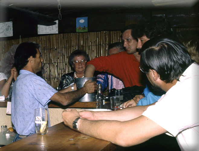 n_25_bar3_tropica_1988.jpg